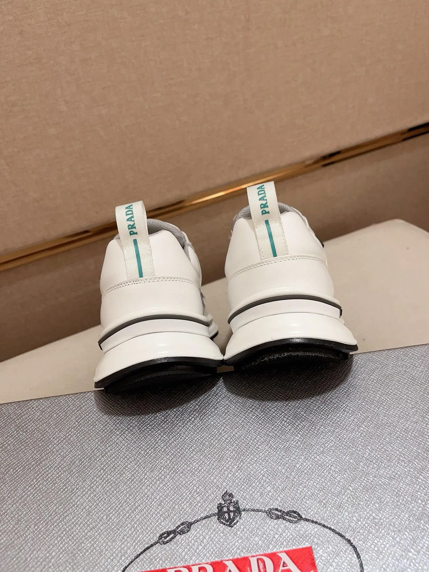 Factory price 620💰 ✔️✔️✔️Higher version High-quality new PRADA (Prada) counters are launched simultaneously. New men's shoes and 😘fabric are made of high-tech glue-spraying technology. Lining: Full cowhide lining. 👍🏿 High-end ☄️ air-cushion molded anti-slip rubber outsole, exquisite lines, simple and elegant, comfortable and high-end for leisure travel. Code number: 38 to 44 (45 is custom-made and cannot be returned or exchanged)